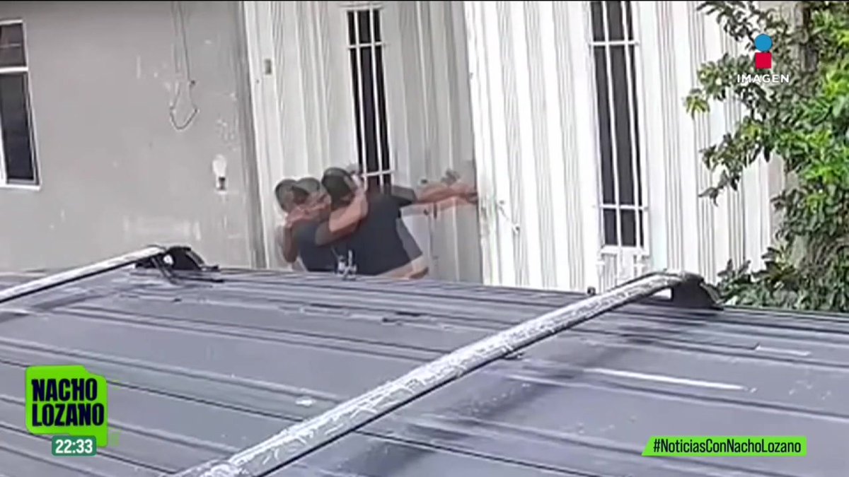Esta familia fue emboscada en su propia casa por sus vecinos, quienes son policías municipales de #Chimalhuacán, #Edomex. Todo el pleito comenzó por un lugar de estacionamiento. Esta es la historia: