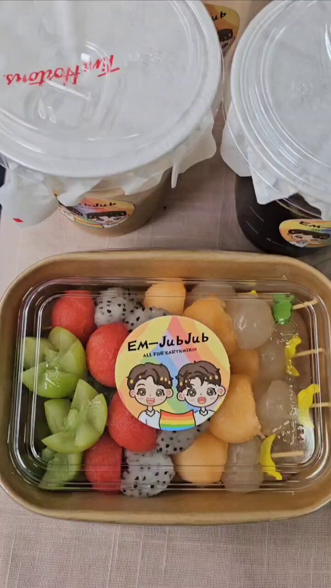 ส่งกำลังใจให้พี่ๆ ทีมงานเป็นน้ำมะนาว เพิ่มความสดชื่นนะคะ 🍋🍹 ขอให้วันนี้เป็นอีกวันที่ดีในการถ่ายนะคะ🫶🏻✌️🤎 Good foods for Good day from EM Jubjub 🫶🏻 Earth Pirapat 🌏 #EarthPirapat #OnlyFriendsDreamOn