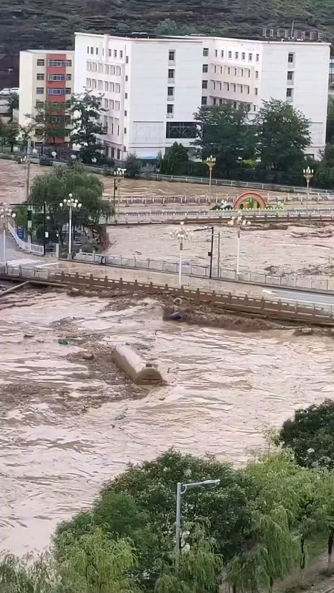 7月25日，陕西延安吴起县永宁镇及周边多地突发洪水。