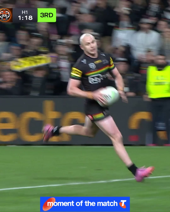 Dylan Edwards finishes off a long-range effort! 🔥 Telstra Moment of the Match