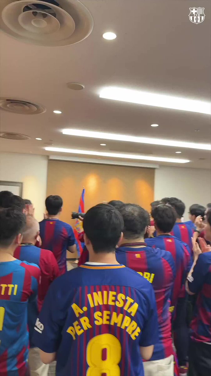 🤝 Institutional welcome for President Joan Laporta Estruch and the board members by the Penyes FC Barcelona Japan and FC Barcelona Shanghai 🐱 Mascot Cat also wanted to get in on the action!