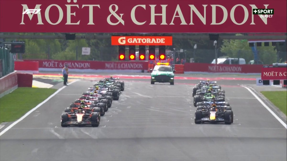 🔙 REPLAY 🔙 Le départ de cette course sprint du côté de Spa-Francorchamps avec le dépassement de Max Verstappen sur Oscar Piastri aux Combes. (📽️ CANAL+ F1® / #F1 / #BelgianGP)