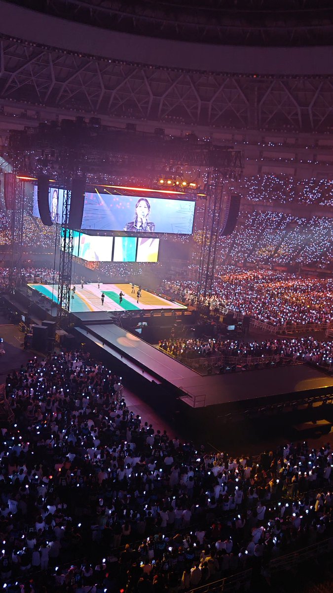 TWICE PERFORMING 'ENEMY' ON THE 360-DEGREE CONCERT STAGE