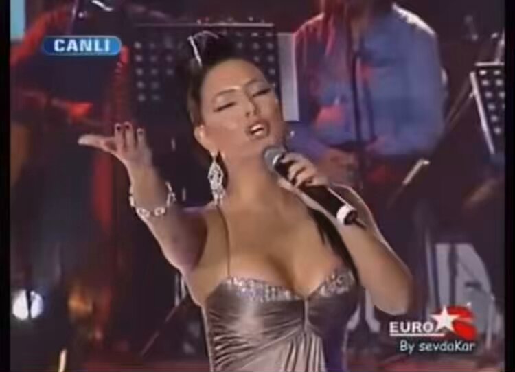 Adamın şarkısını Adamın gözünün önünde Adamdan daha güzel okumak ha😁