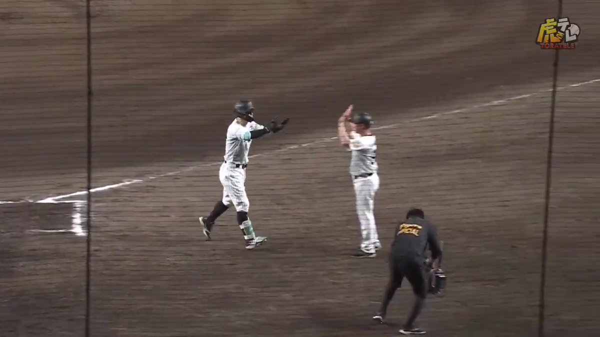 6回裏、佐藤輝選手が一死走者なしから逆風をもろともせずライトスタンドへの第26号ソロホームランを放つ! #hanshin #虎テレ #阪神タイガース #鼓動を鳴らせ_虎道を進め