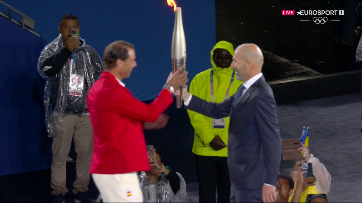 Il y a un an, le tennis était sur le toit du monde lors de la cérémonie d'ouverture des JO de Paris avec Rafael Nadal, Serena Williams et Amélie Mauresmo parmi les derniers relayeurs de la flamme et le passage iconique de la torche entre Zizou et Rafa.❤️