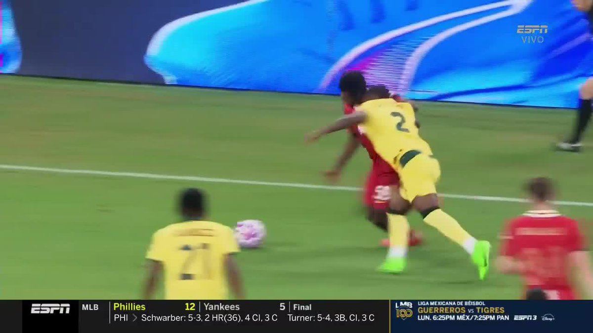 ¡NO PASARÁS! Estupiñán le hizo sentir la marca a Frimpong. 📺 Mirá el partido por #DisneyPlus Premium