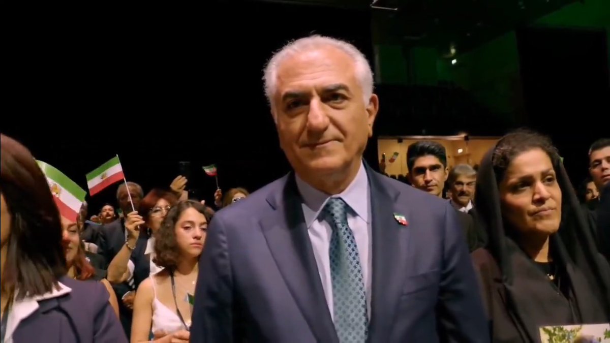 شاهنشه ما زنده بادا پاید کشور به فَرَّش جاودان کز پهلوی شد ملک ایران صد ره بهتر ز عهد باستان از دشمنان بودی پریشان در سایه‌اش آسوده ایران ایرانیان پیوسته شادان همواره یزدان بوَد او را نگهبان سرود شاهنشاهی ایران جاوید شاه