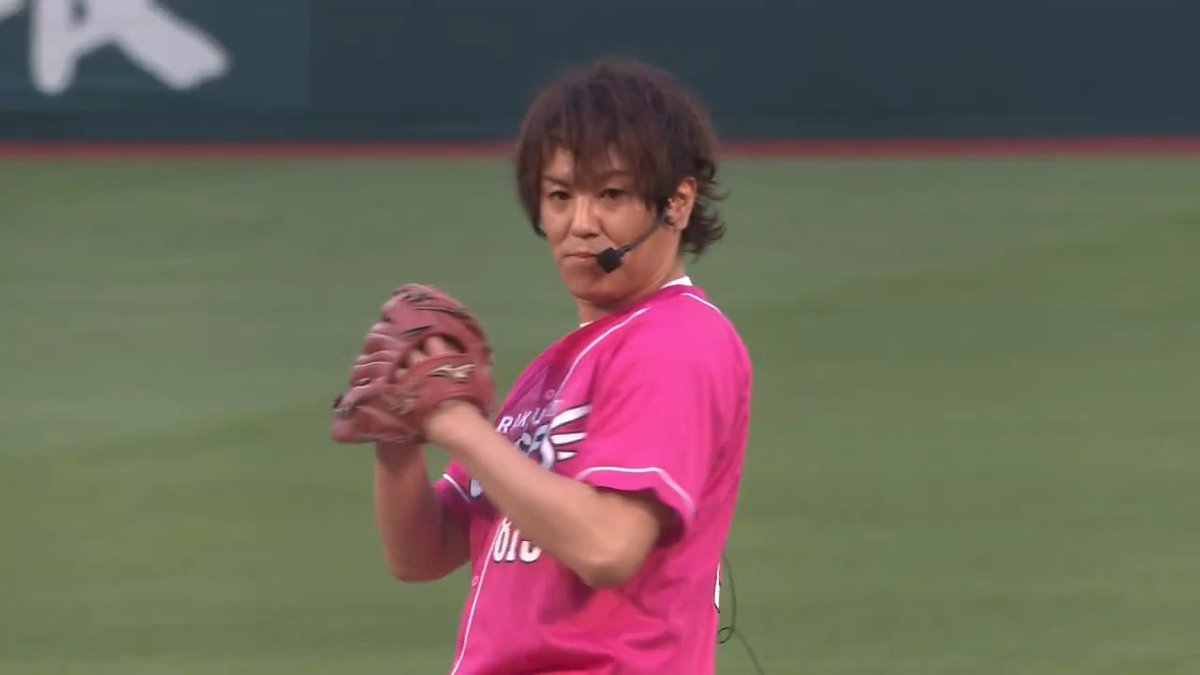 今日のセレモニアルピッチは #狩野英孝 さん! 背番号815のEAGLES SUMMERユニフォーム2025を着ての投球は、飛距離ばっちり👌 ナイスピッチングでした🩷 セレモニアルピッチの裏側はYouTubeでお届け予定です📹お楽しみに✨ 狩野英孝 #RakutenEagles #キ!