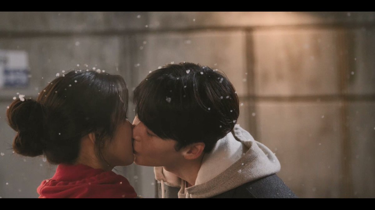 볼뽀뽀로 고백하고 입술뽀뽀로 답하기 확실하게 오늘부터 우리는♡ #서초동 #이종석 #문가영
