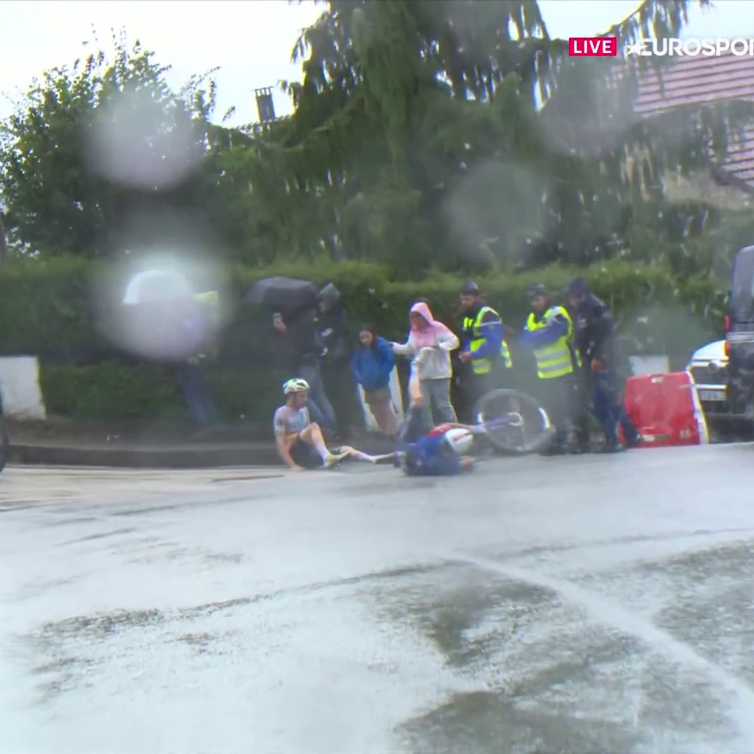 La violente chute de Romain Grégoire et Ivan Romeo ! Le Français et l'Espagnol ne se sont pas loupés dans un virage 😬 #LesRP #TDF2025