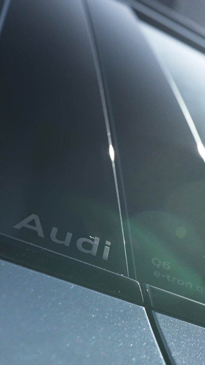 Her çizgi, bir duruş: Audi Q6 e-tron. Singleframe ızgara ve LED arka farlarıyla, gücün tasarımdaki yansıması.