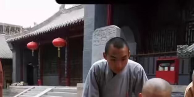 重磅：少林寺方丈释永信，被带走调查。河南地方财政困难，寺庙里有钱。针对求证，寺方回应模糊：少林寺法师一答复：“等官方消息”；法师二表示：“在外面学习，不清楚”；负责外联的郑姓负责人未否认传闻，直接挂断电话。2024年3月，释永信之子接班时，少林寺曾迅速发布声明辟谣并威胁追责；此次未直接否认。释永信推动少林寺成立实业公司、注册商标超700个，涉足文化、餐饮、医药等领域；2022年因少林寺斥资4.52亿在郑州购地，再引“过度商业化”质疑。2015年被弟子实名举报“侵吞寺产、私生活混乱、持有豪车名表。