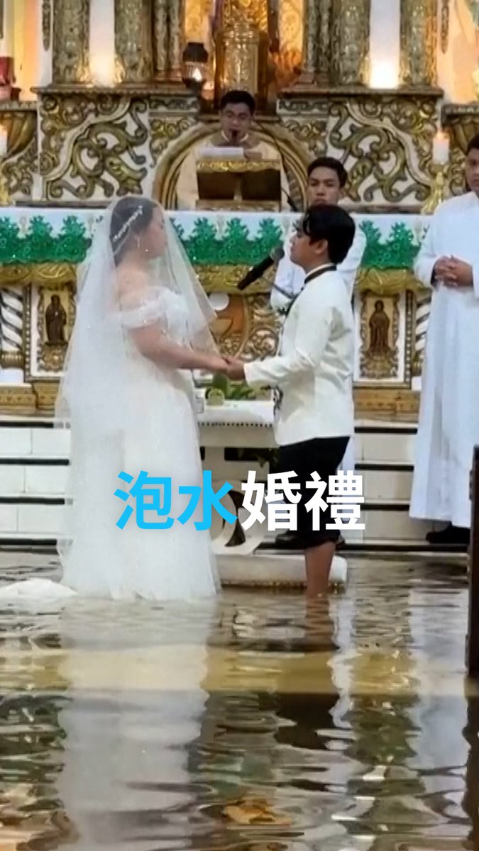 即便水淹教堂，也无法阻止他们坚定地说出：“我愿意！”💍 #dwnewsshorts