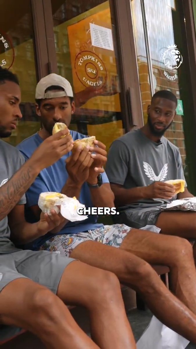 A proper NYC food review, Pt. 2 🥯 Premier League fan Matt James takes Beto and Youssef Chermiti to roll and taste the quintessential New York bagel. 🤌