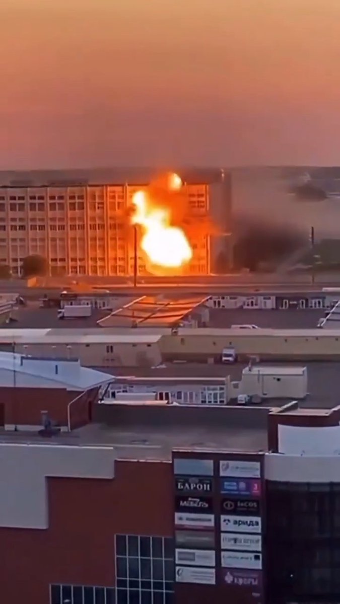 *reportedly* footage of Ukrainian drones impacting a "signal factory" this morning in Stavropol, Russia that produces & develops radio and electronic warfare equipment... #war #russia #ukraine #drone #stavropol #electronicwarfare