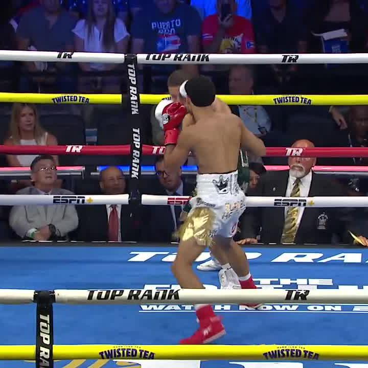 DOWN GOES GONZALEZ 🤯 juanmita lopez already smells blood!