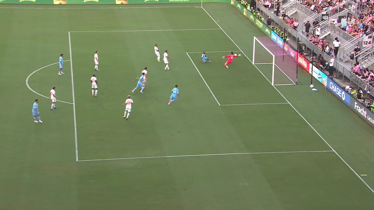 🚨Watch: Inter Miami’s best chance of the first half — Luis Suárez delivers a perfect ball to Fafa Picault, but his header is denied by the keeper! 😮‍💨🧤