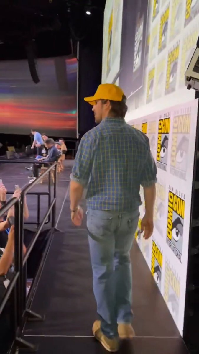 Ryan Gosling knows how to make an entrance. 😌 #SDCC