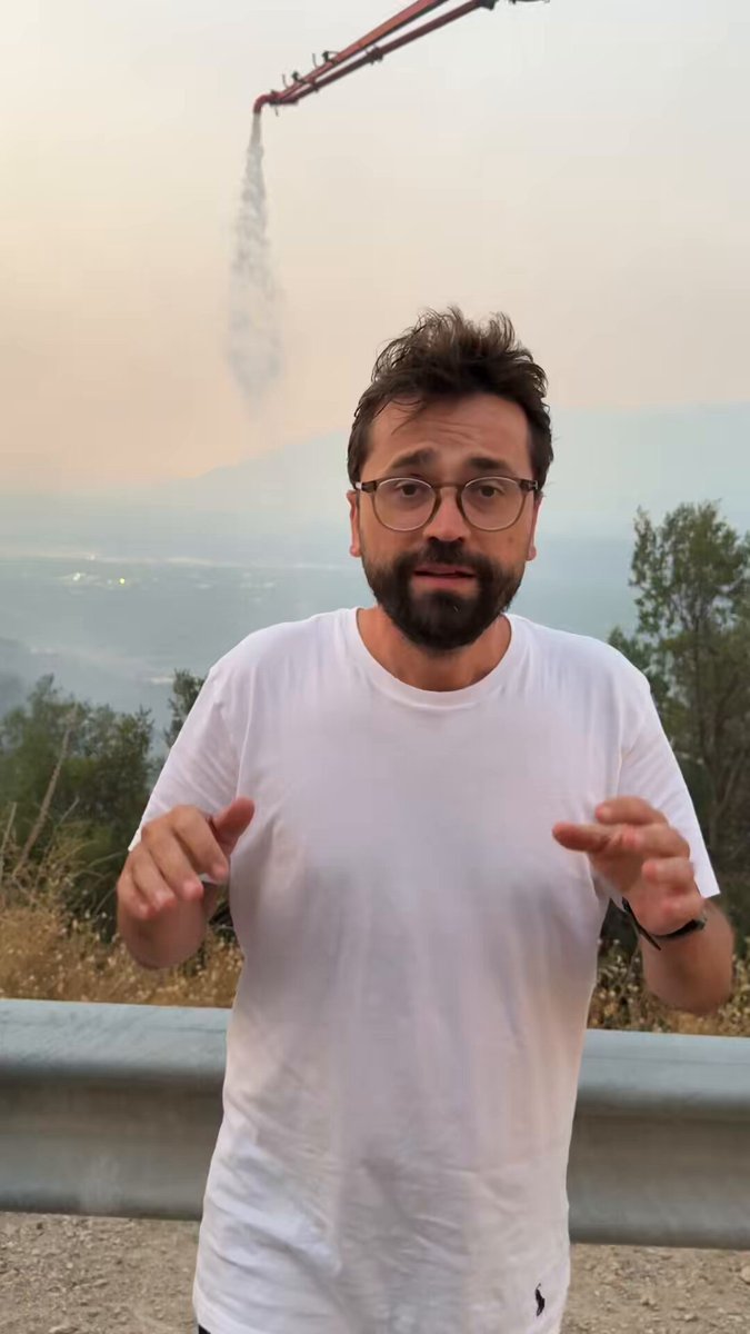 Saat sabah 06.00’ya yaklaşırken Ağlaşan Yolu mevkiindeyim. Beton mikserleri karadan söndürme yapan ekiplere destek veriyor. İşte o anlardan…
