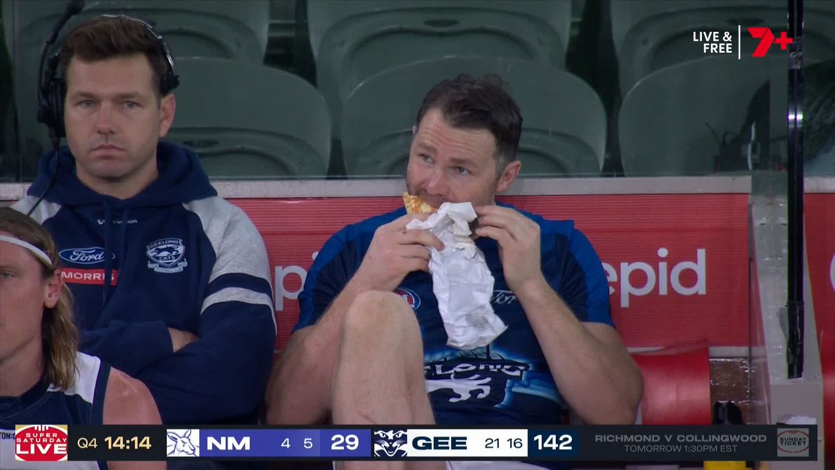 Mark O'Connor did not expect to see his captain eating a kebab on the bench 😂