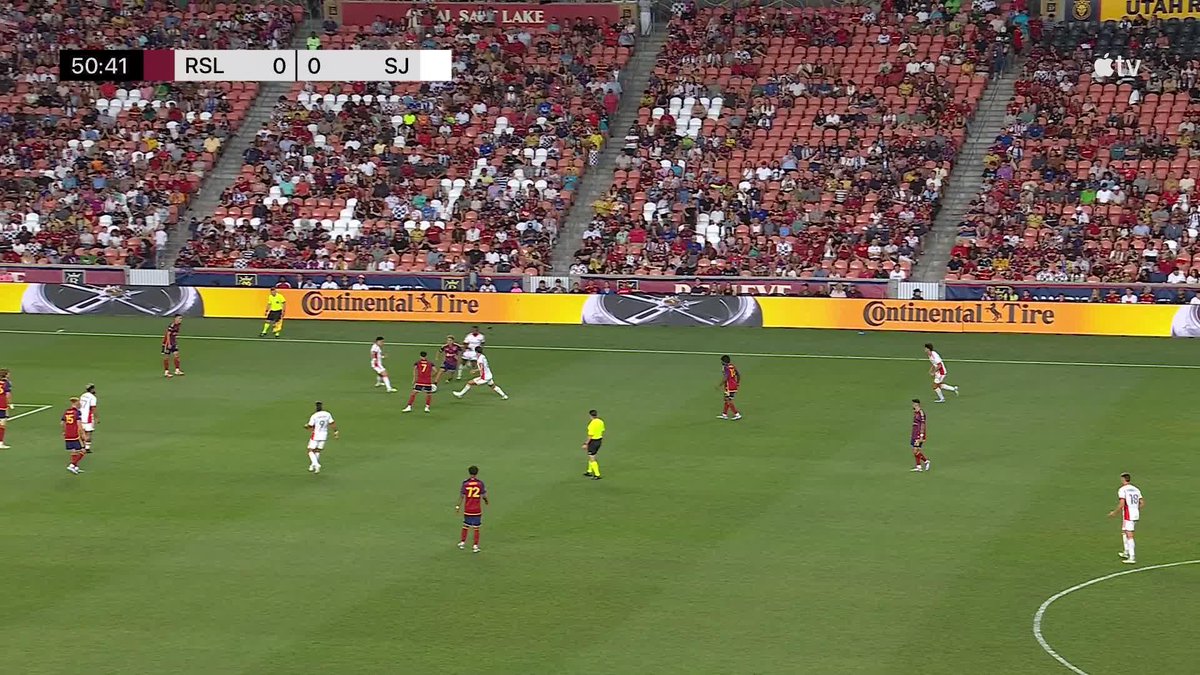 🇨🇴 ASISTENCIA perfecta de Cristian ‘Chicho’ Arango. El colombiano la puso para el 1-0 de #SJEarthquakes en su visita a #RealSaltLake, al 51’