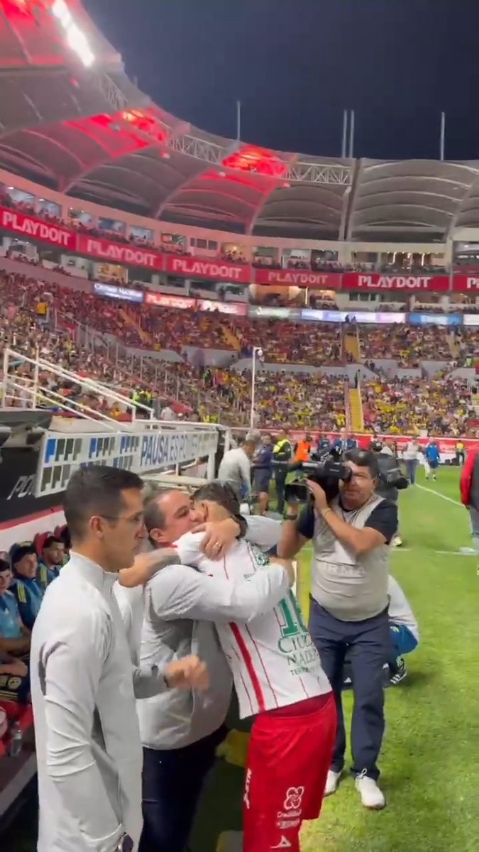 El Chicote Calderón fue a abrazar a André Jardine y a todos sus ex compañeros en el América, no quería llorar😭💛