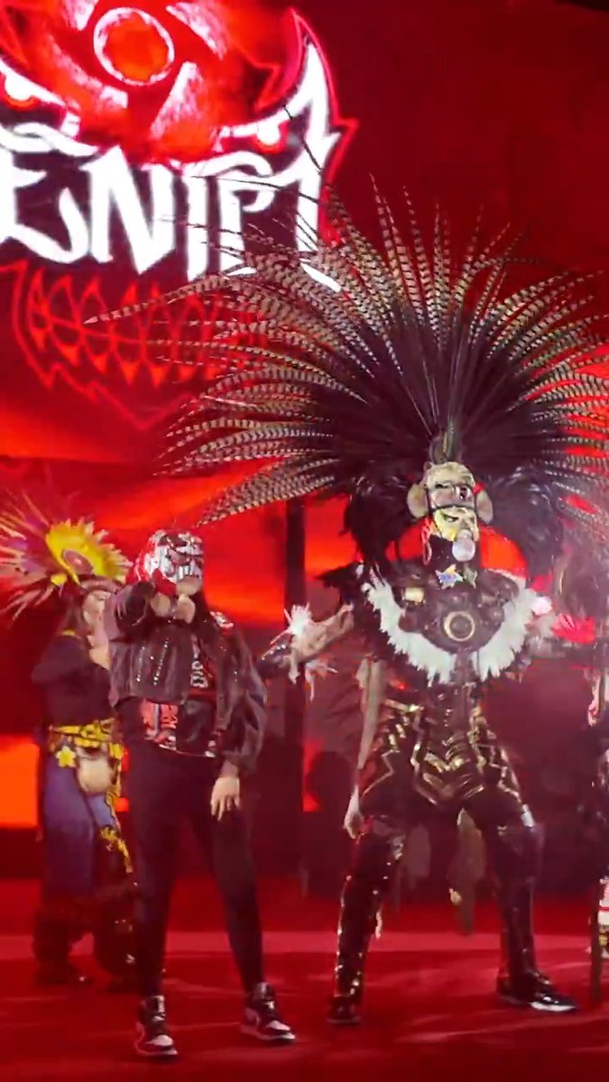 Penta hace tributo a México en su entrada del Supershow de #WWEMexicoCity