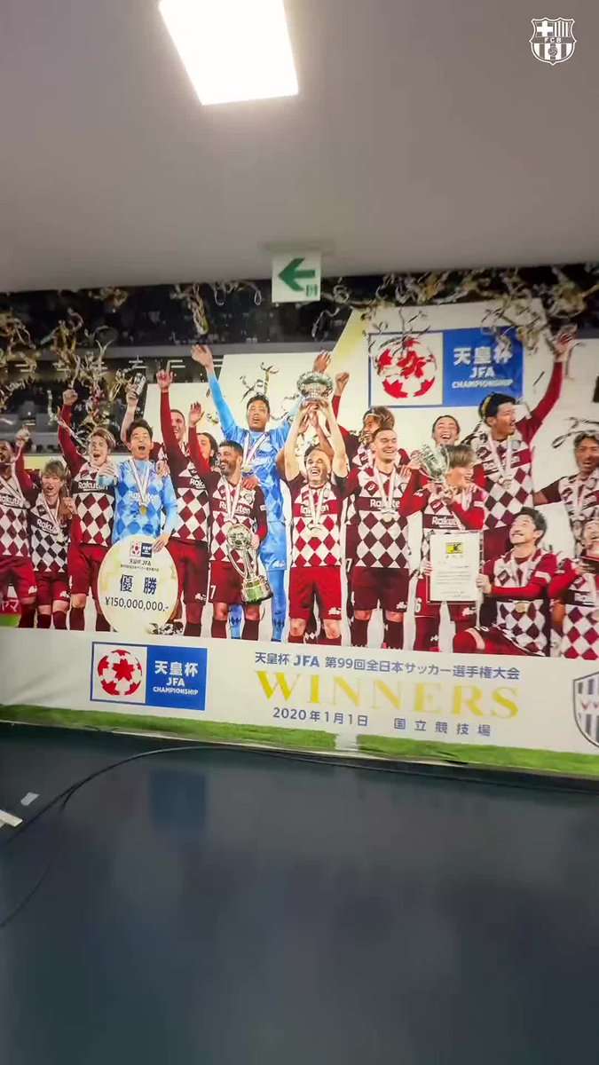 Iniesta, muy presente por todo el estadio del Vissel Kobe 🤩