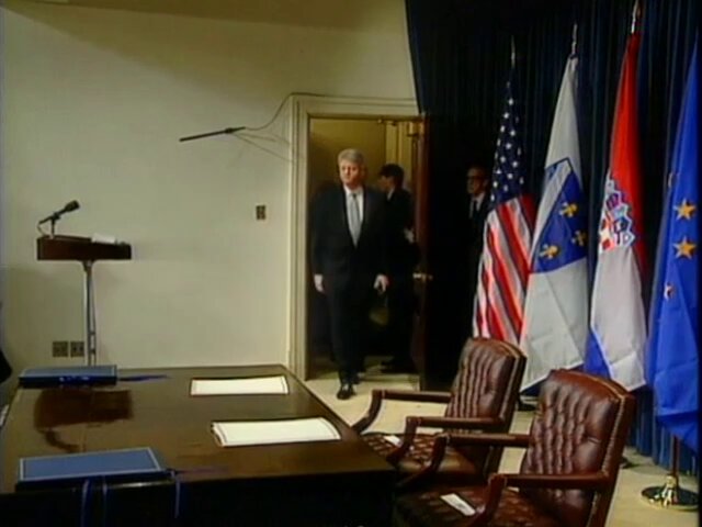 Hrvati su jedini narod čiji je nestanak zabilježen na VHS kaseti. Kako Tuđman drhtavo gleda hoće li Alija potpisati spas Hrvata iz bivše HRHB 😭
