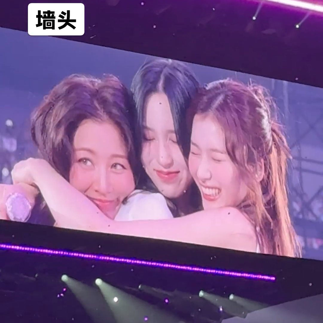 MISAHYO'S GROUP HUG IS SO CUTE 🥹 Sana saying "Mina is mine" then Jihyo backhugging her before Sana jumps back in for the group hug, and Mina complaining it's hot afterwards 😭