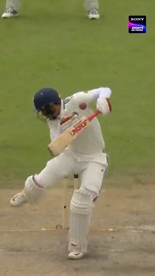 SHUBMAN GILL IS FIGHTING A TOUGH BATTLE AT MANCHESTER. 🔥