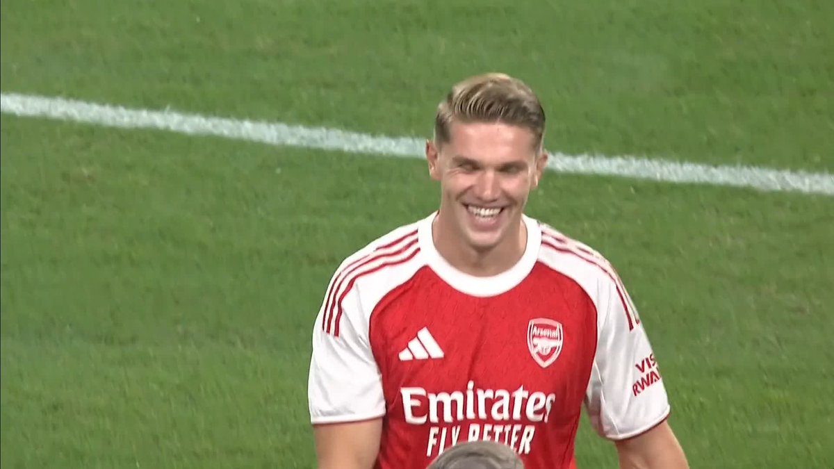 A HUGE ovation for the new signing! 👏 Viktor Gyökeres is now officially in Arsenal colours as the Swedish star looks to take them one step further in the Premier League! Catch all the action of #ARSvNEW LIVE on Paramount+ 📺