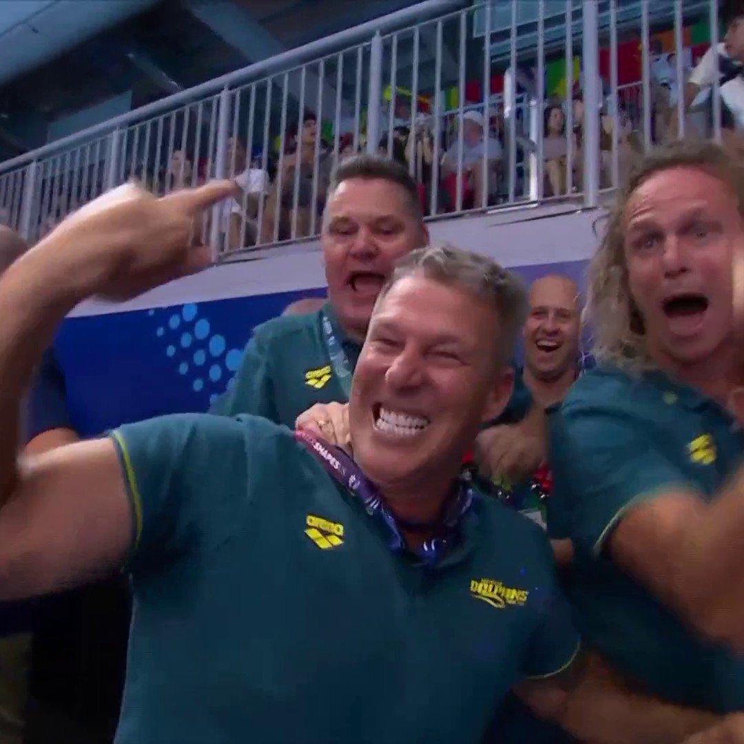 🇦🇺 Kyle Chalmers and 🇺🇸 Jonny Kulow went head-to-head on the final leg in another USA vs. Australia relay classic! 📺 Peacock | #AQUASingapore25
