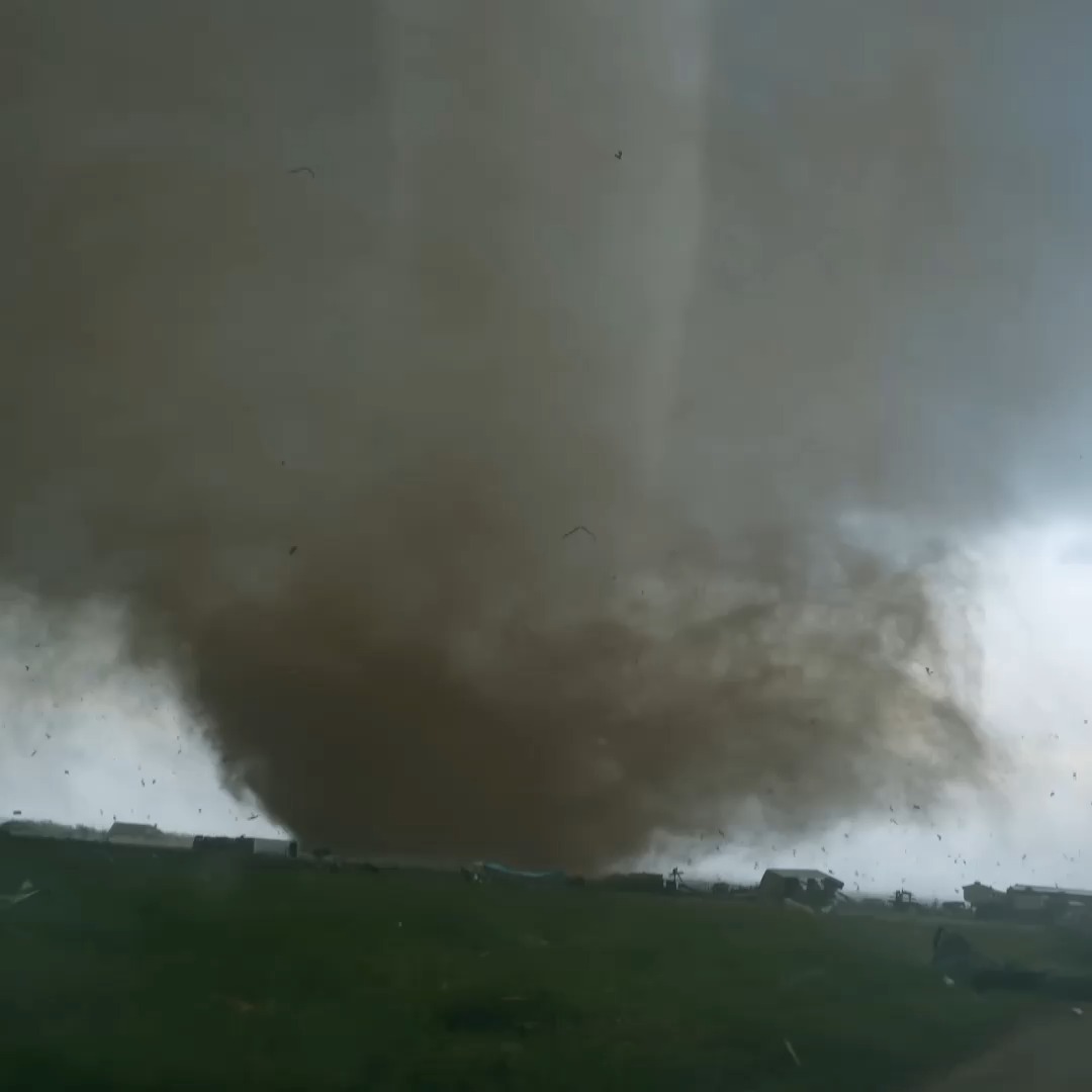 When a twister targets a remote farmhouse, a storm chaser must race to save a young family. Don't miss the season premiere of #InTheEyeOfTheStorm—TONIGHT at 10p.