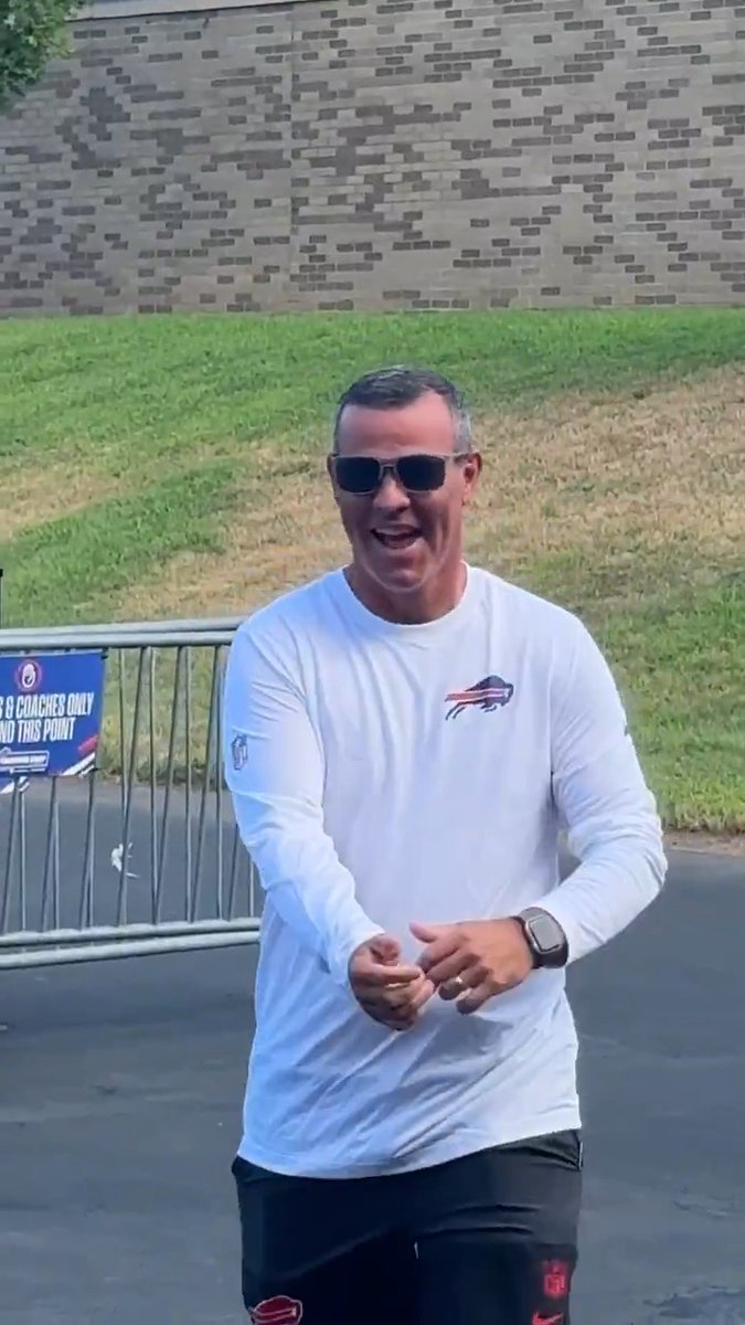 A proper good morning for the birthday boy! 🥳 #BillsCamp | #BillsMafia
