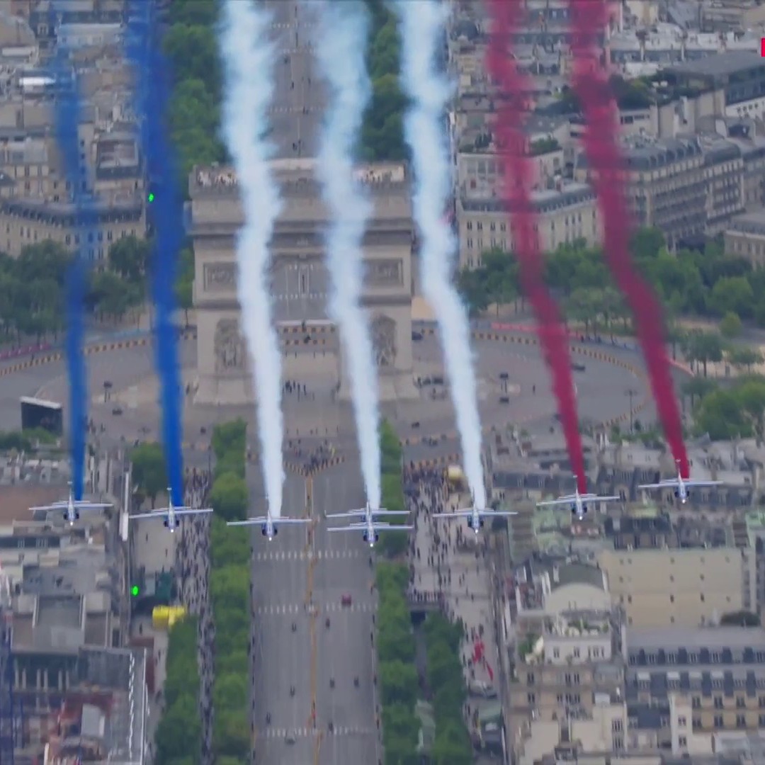 La patrouille de France survole les coureurs et l'avenue des Champs-Elysées 💙🤍❤️ #TDF2025 #LesRP