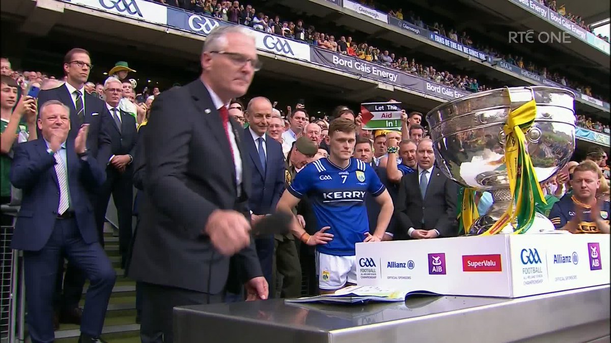Gavin White lifts the Sam Maguire Cup Kerry are All-Ireland champions for a 39th time 📺 📱 📻