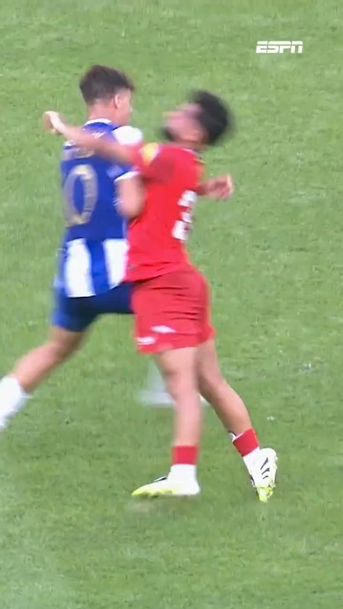 FC Porto - FC Twente is allesbehalve een 'vriendschappelijk' duel 🥵 🟥 Naci Ünüvar 🟥 Gabri Veiga #PORTWE