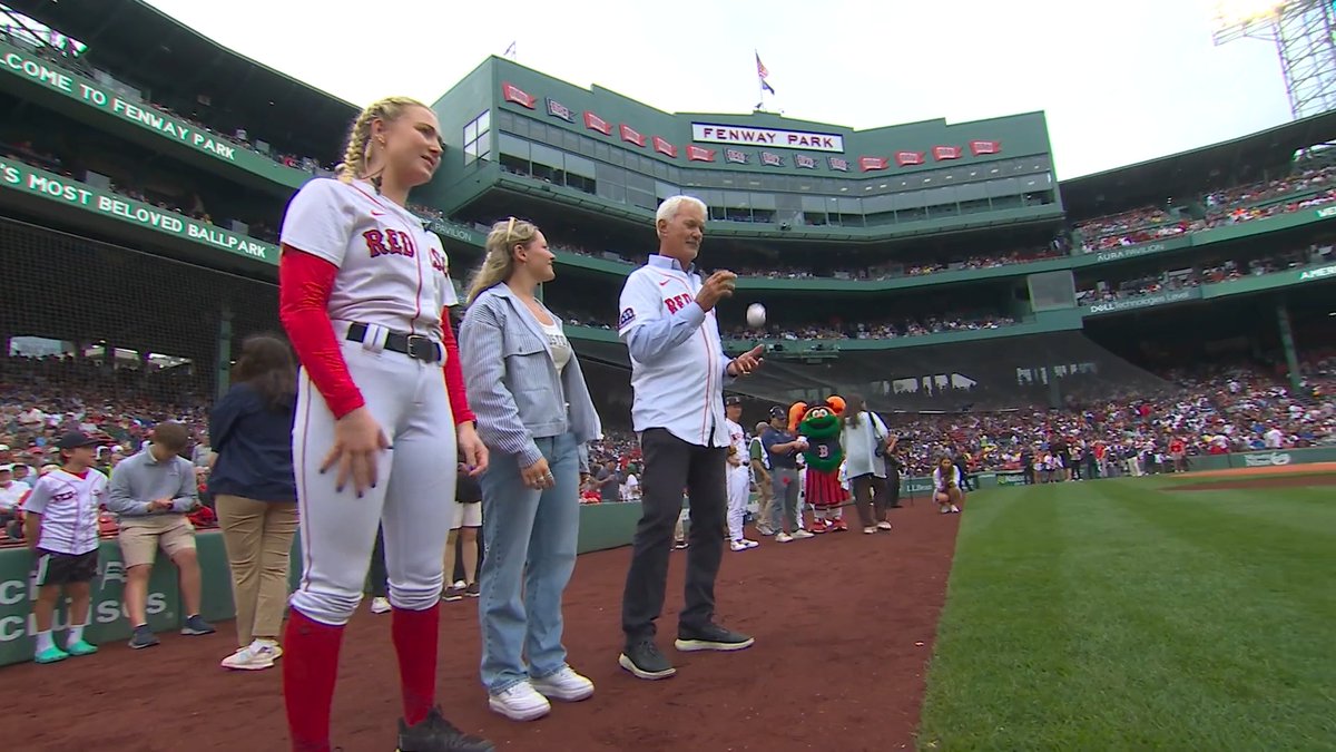 Red Sox Hall of Famer Dwight Evans throws out the first pitch ⚾️