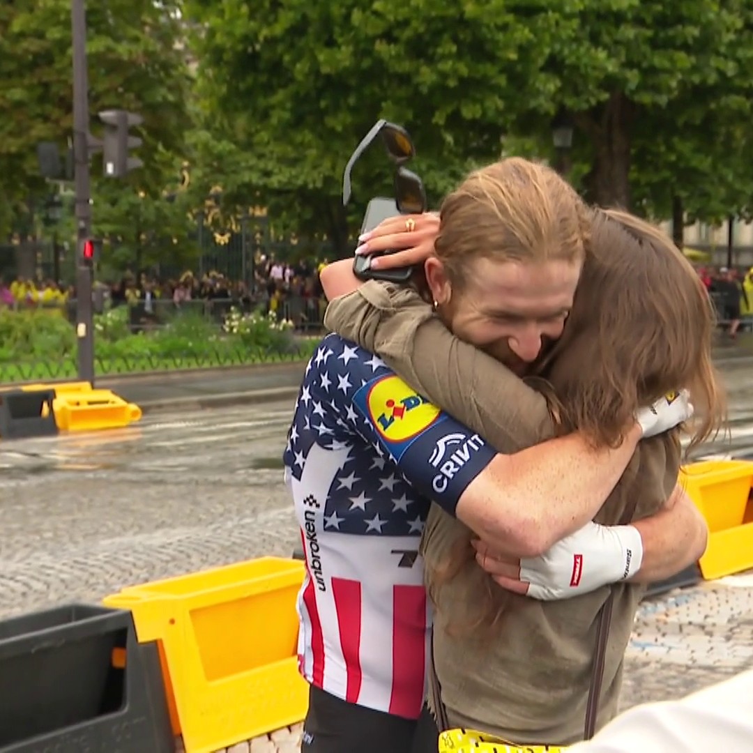 💍 El verdadero ganador del día no es Pogacar, sino Quinn Simmons 🥹 El estadounidense cruzó la línea de meta y pidió matrimonio a su pareaj en plenos Campos Elíseos. #TDF2025