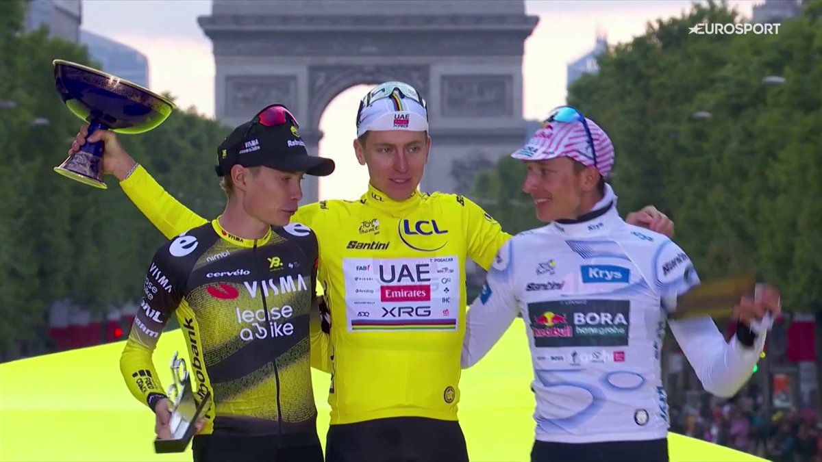 👑 La cuarta coronación de Tadej Pogacar en París Se repite el podio de Dauphiné. con Jonas Vingegaard y Florian Lipowitz acompañando al 'Pequeño Príncipe' en lo más alto. #TDF2025