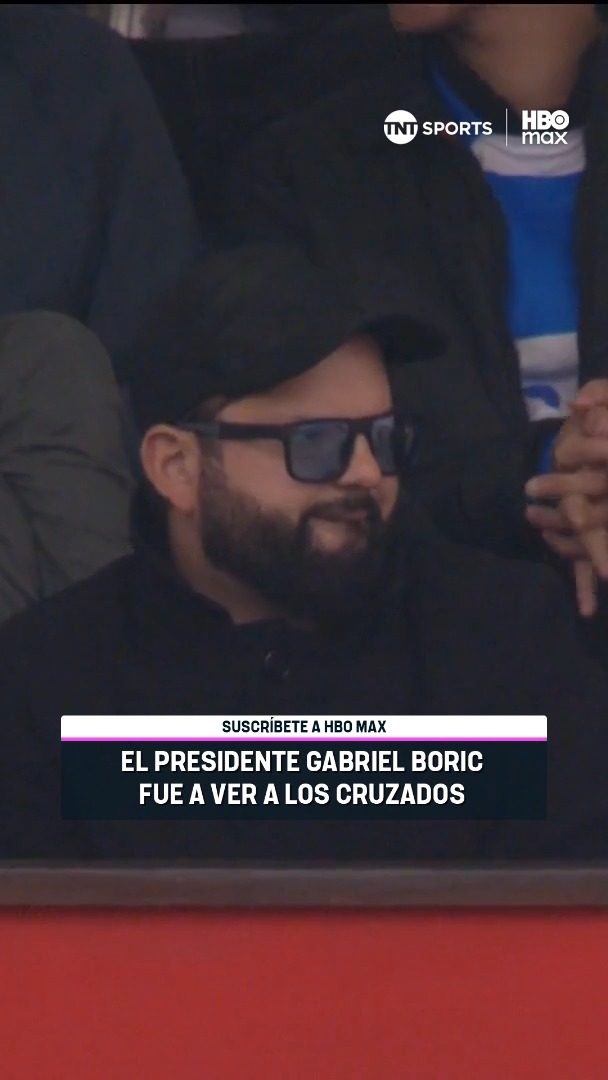 ⚽🇨🇱🗣️ ¡Y con cántico incluido! El Presidente de la República, Gabriel Boric, asistió a este #MatchdayDomingo para ver el partido entre #LosCruzados y el líder de la #LigaDePrimera 2025, Coquimbo Unido. Disfruta lo mejor del fútbol chileno. Suscríbete a HBO Max 📲💻 Link en la BIO 📍
