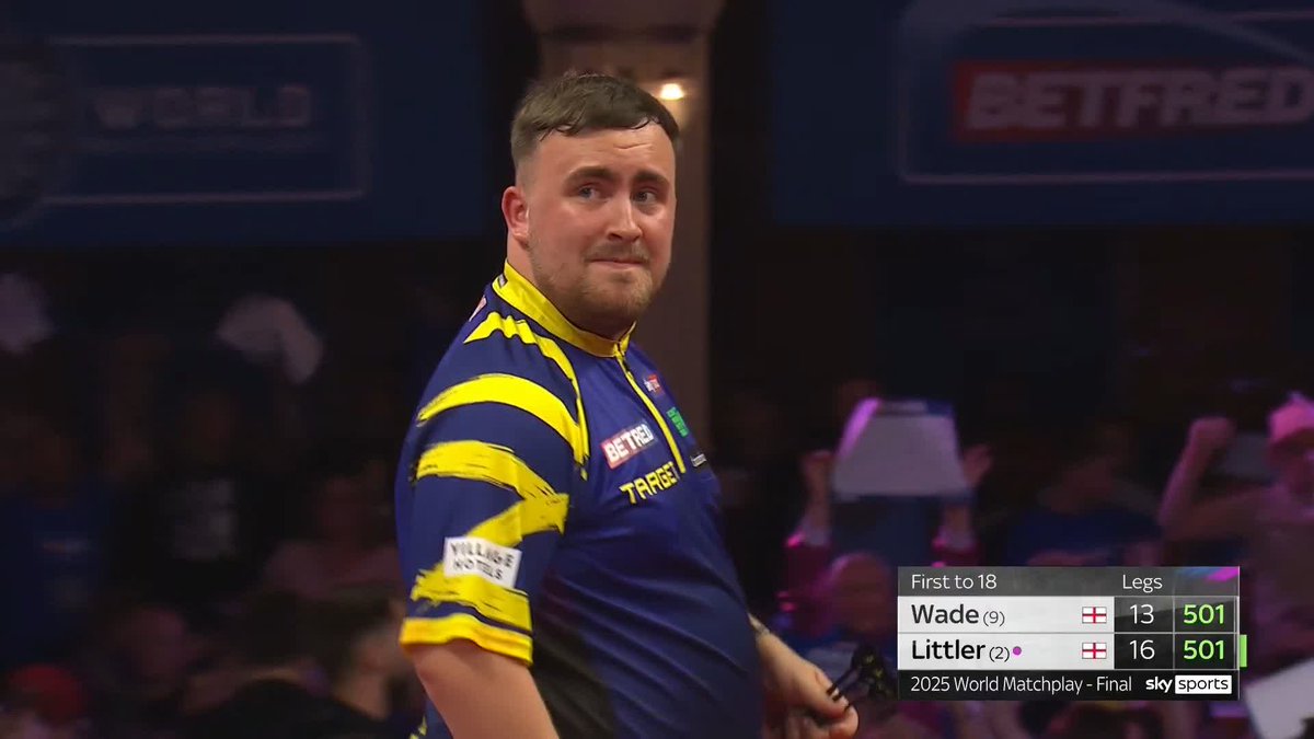 LITTLER CLOSING IN! That could be CRUCIAL! Wade misses a dart at tops to reduce the arrears to 15-14, and Littler capitalises to move two legs away from the title! 📺 #MatchplayDarts | Final