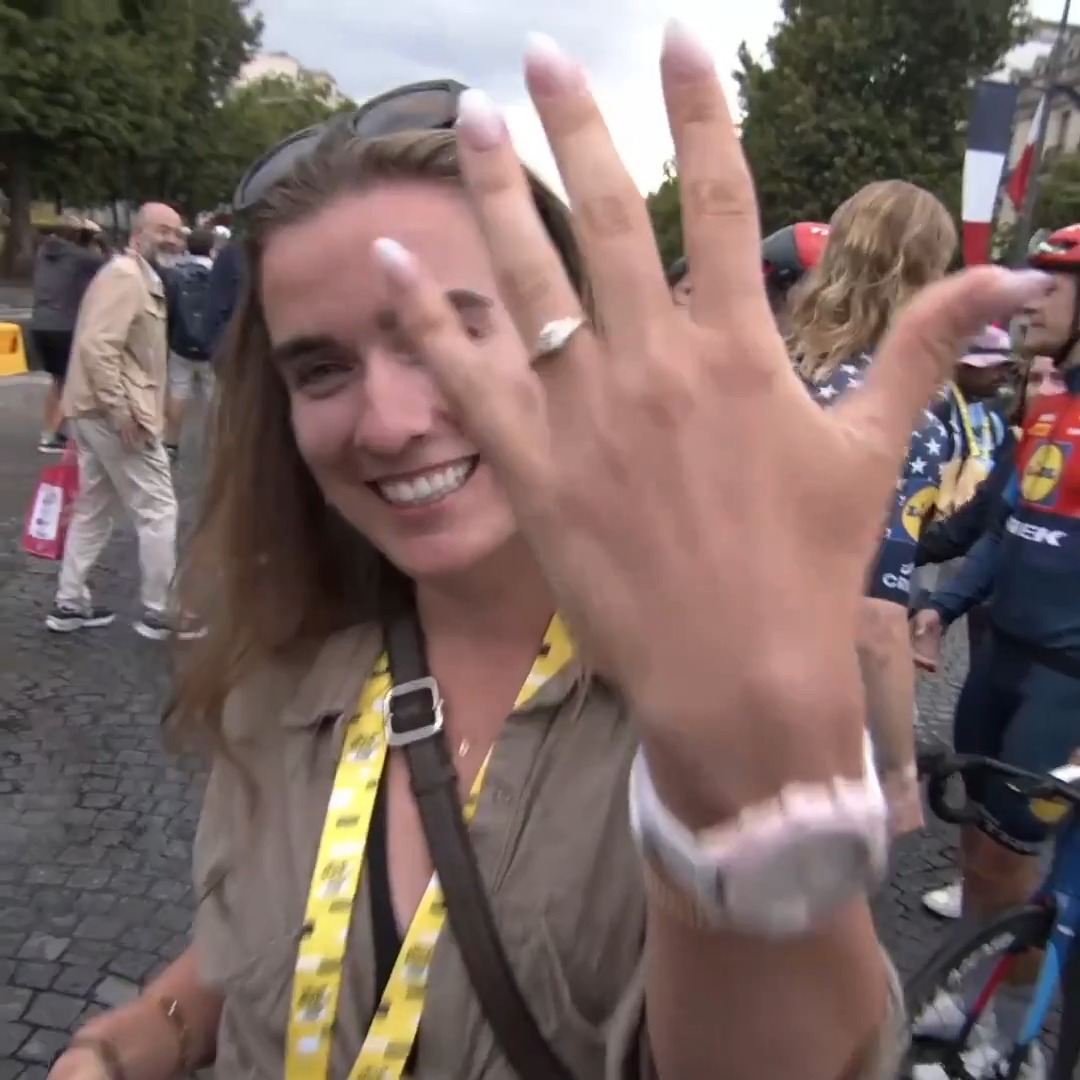 "What an end to the Tour!" ๐ Dream come true for Quinn Simmons and Sydney Berry. #TDF2025