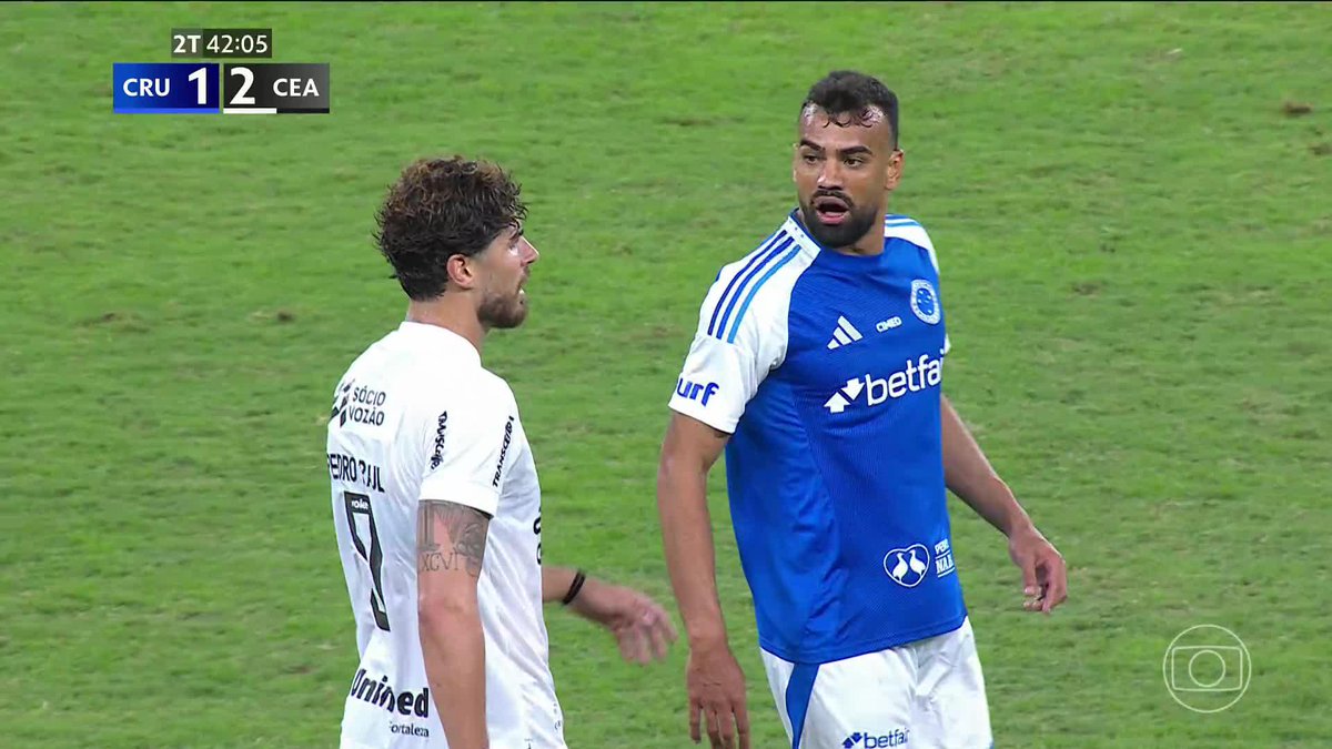 Bola rolando, mas Fabrício Bruno e Pedro Raul estavam resolvendo algum problema que aconteceu dentro de campo...