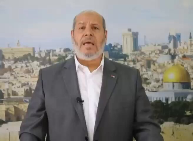 هذه رسالة قيادة المقاومة حول عمليات الإنزال الجوي، والتي وصفها الدكتور خليل الحية بـ"مسرحيات الإنزال" ولعل من ابتكر هذه المسرحية المخزية يخجل من نفسه. فهذه الأوهام لا تُطعم جائعًا بل هي ستار قذر لتغطية الحصار والتجويع الممنهج.