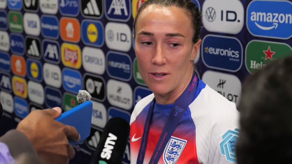 "I'll do anything to play for England" ❤️ England defender Lucy Bronze discusses playing the whole tournament with a fractured tibia 🏴󠁧󠁢󠁥󠁮󠁧󠁿
