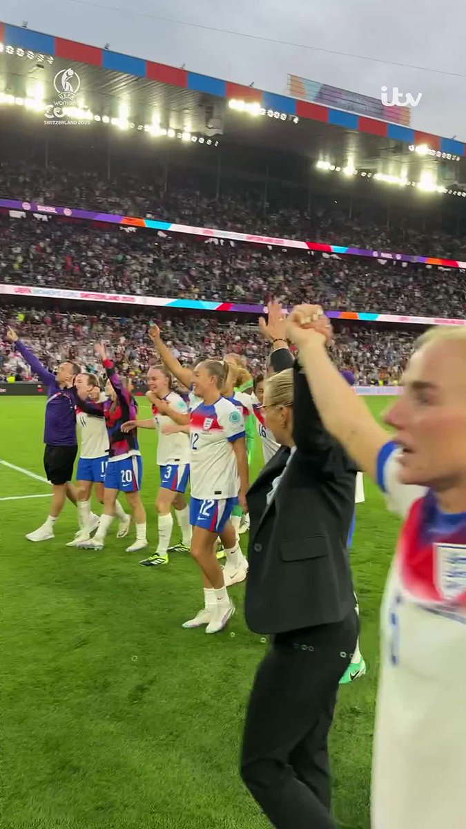 Standby for those FAMOUS dancing feet of Sarina Wiegman 💃🥳