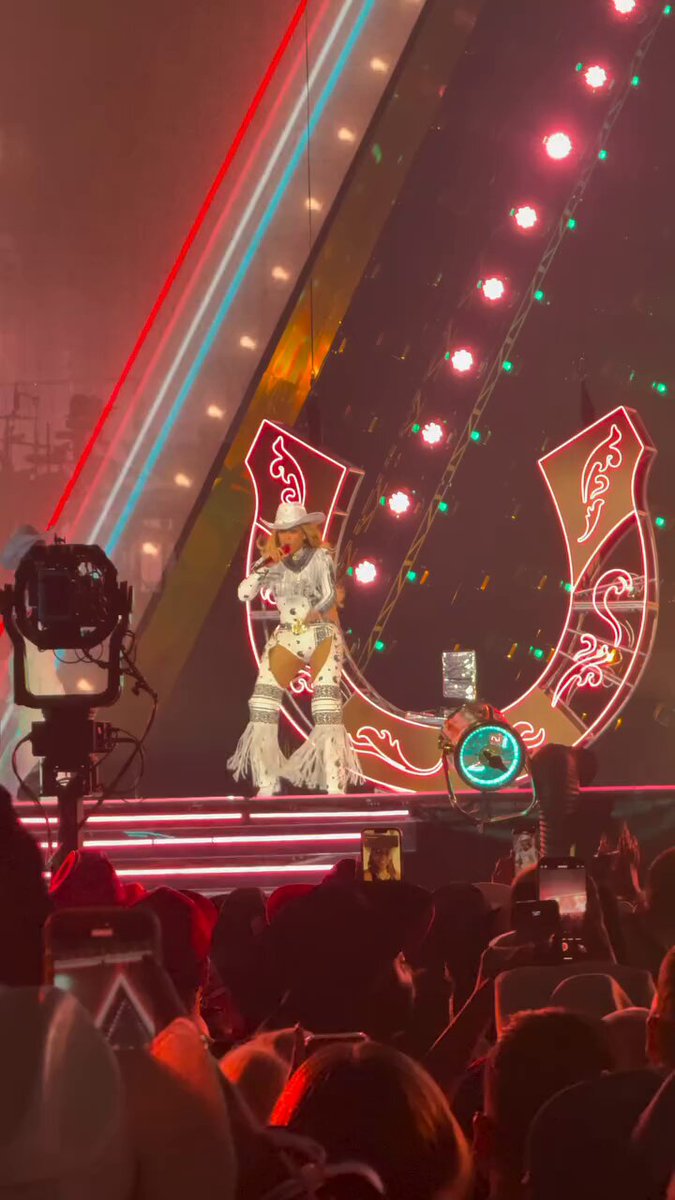 she put her ALL into performing Daddy Lessons last night, i get the sensation we won’t be seeing this song live in a while 😣
